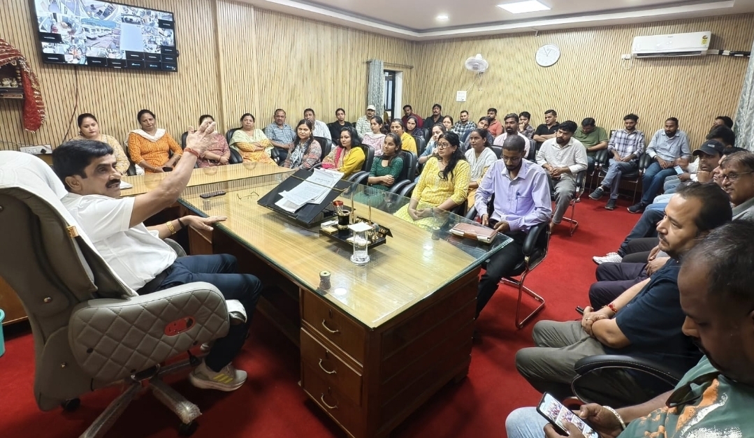 स्वच्छता को लेकर महापौर की नगर निगम अधिकारियों के साथ बैठक।