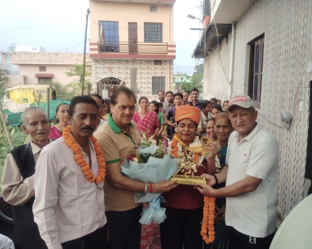 एशियन गेम्स के लिए चयनित होने पर पूर्व कैबिनेट मंत्री प्रेमचंद अग्रवाल ने  तीर्थनगरी की साक्षी चौहान को  दी बधाई।