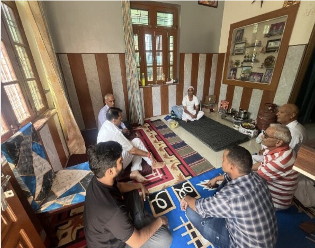 पूर्व मंत्री डा. प्रेमचंद अग्रवाल ने शहीद प्रियवत पैंयूली को श्रद्धांजलि दी।