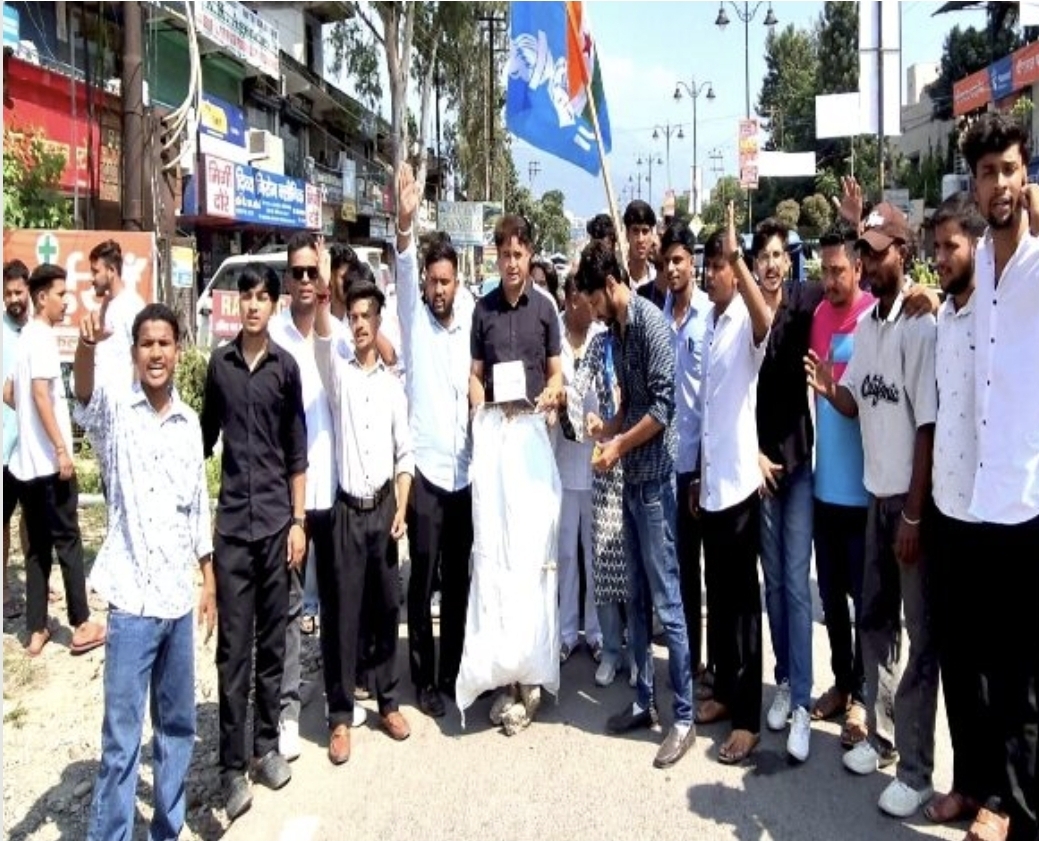 पेपर लीक, युवाओं के भविष्य से  खिलवाड़ कर रही धामी सरकार।